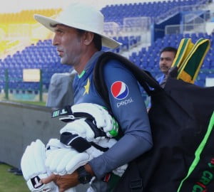 Role model Younis Khan protest umpiring