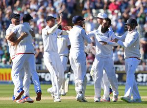 Pakistan’s stunning collapse gives England win