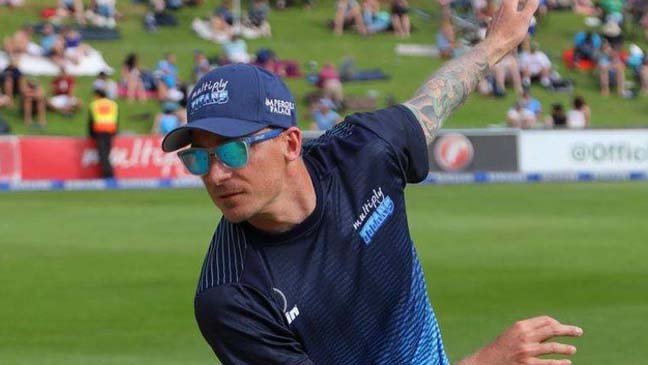 Steyn takes wicket on quiet comeback